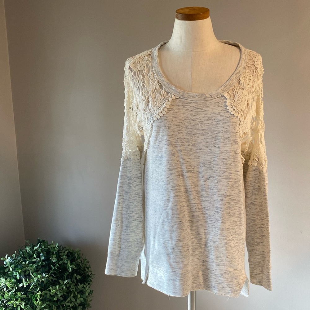 Kensie Performance woman’s lace shoulder and back high low blouse top size L